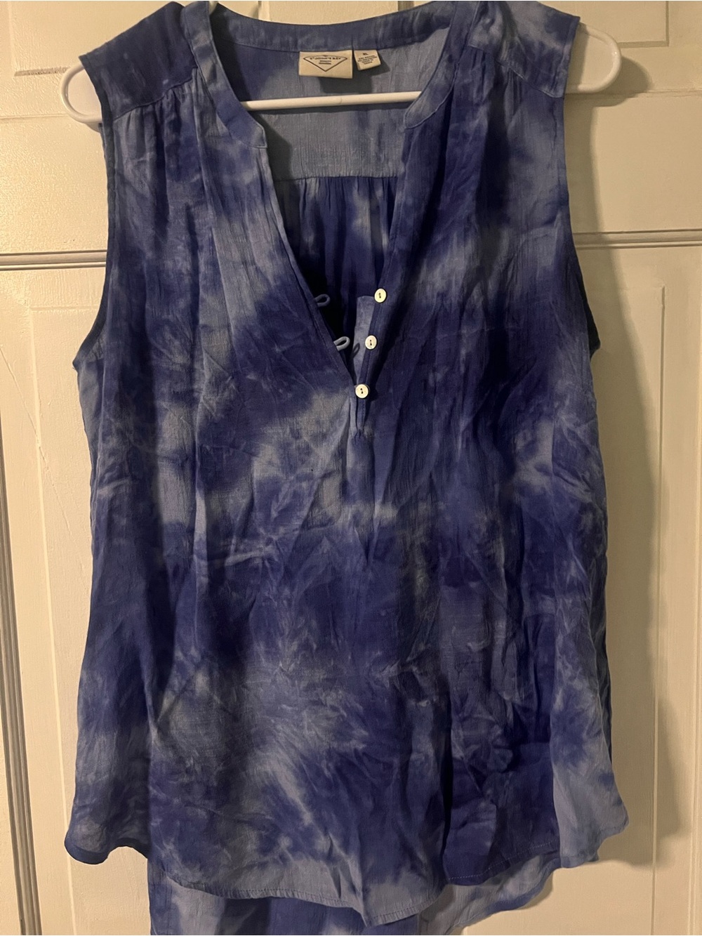Sleeveless Blue Tie-Dye V-Neck Blouse with Buttons